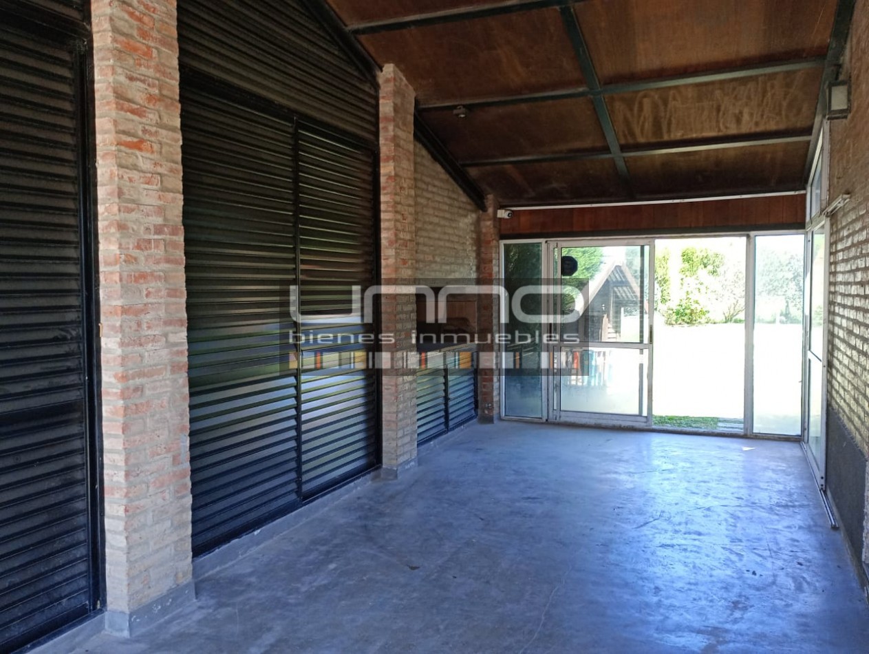 Casa desarrollada en planta baja - 3 dormitorios - Piscina