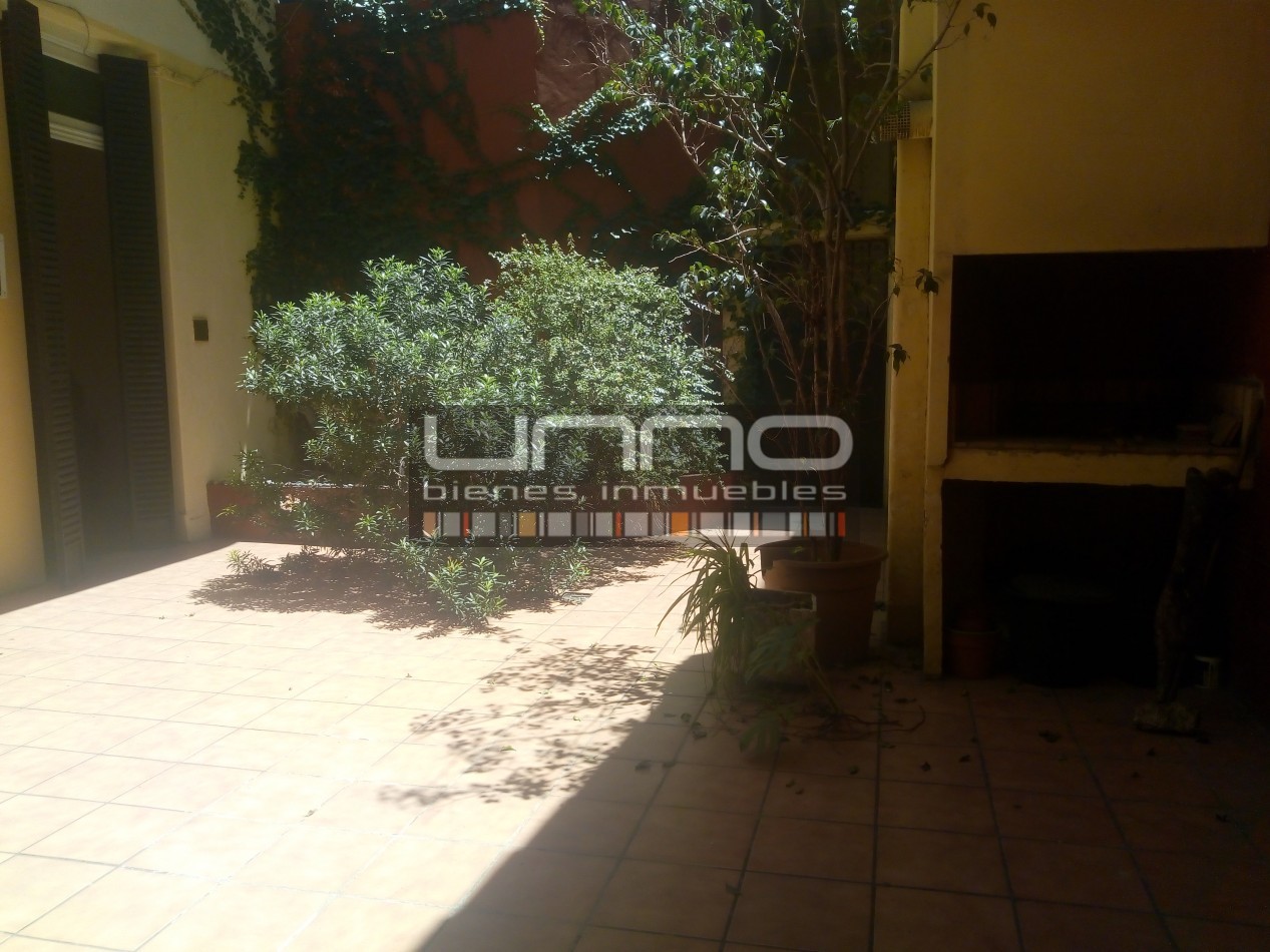 Casa centrica- 2 dormitorios - Amplio patio - Se acepta propiedad en parte de pago 
