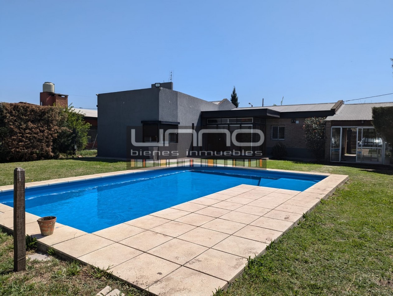 Casa desarrollada en planta baja - 3 dormitorios - Piscina