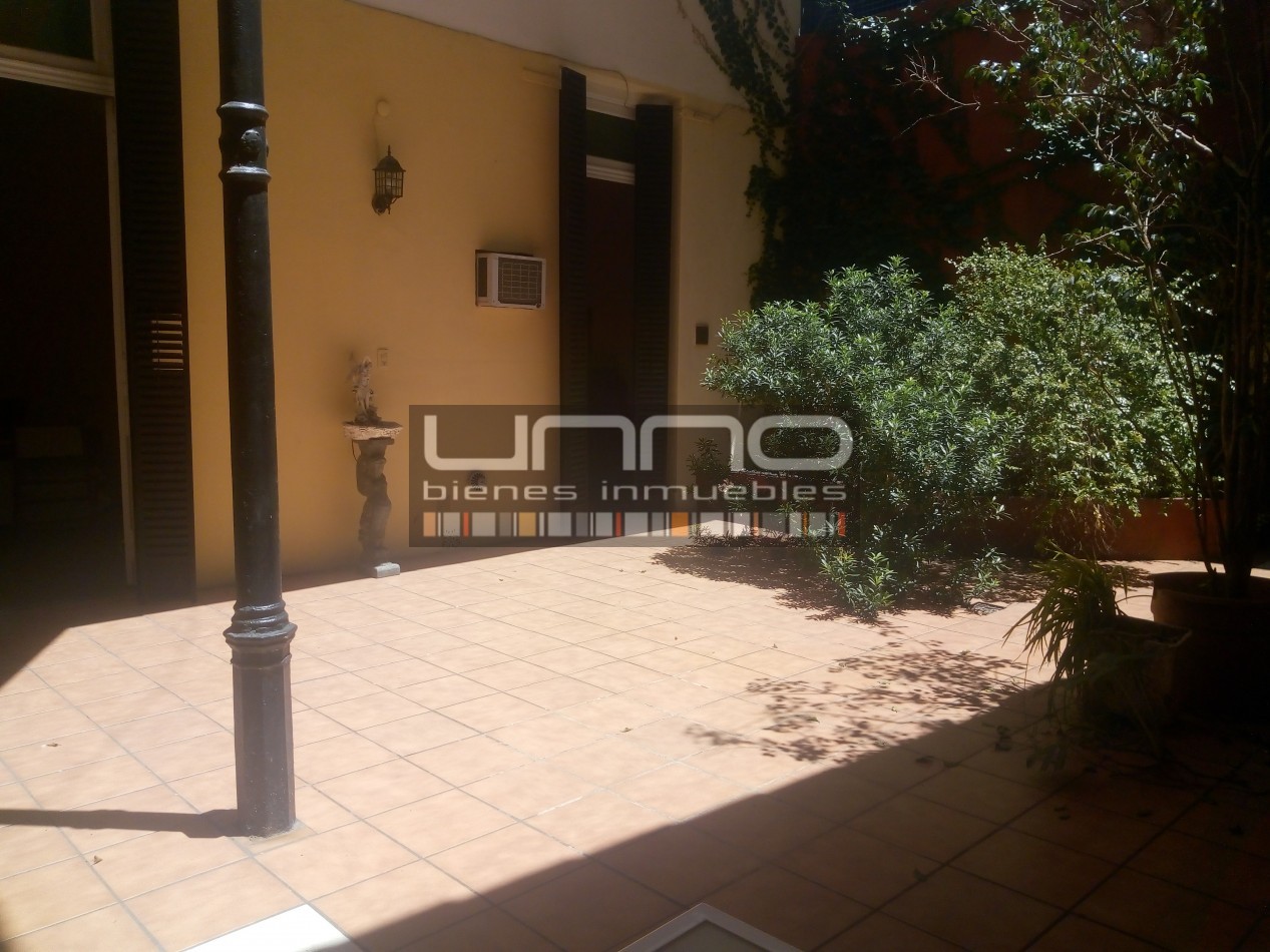 Casa centrica- 2 dormitorios - Amplio patio - Se acepta propiedad en parte de pago 