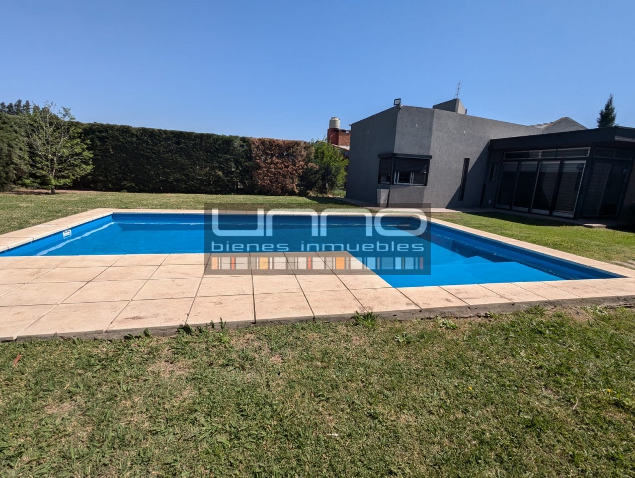 Casa desarrollada en planta baja - 3 dormitorios - Piscina