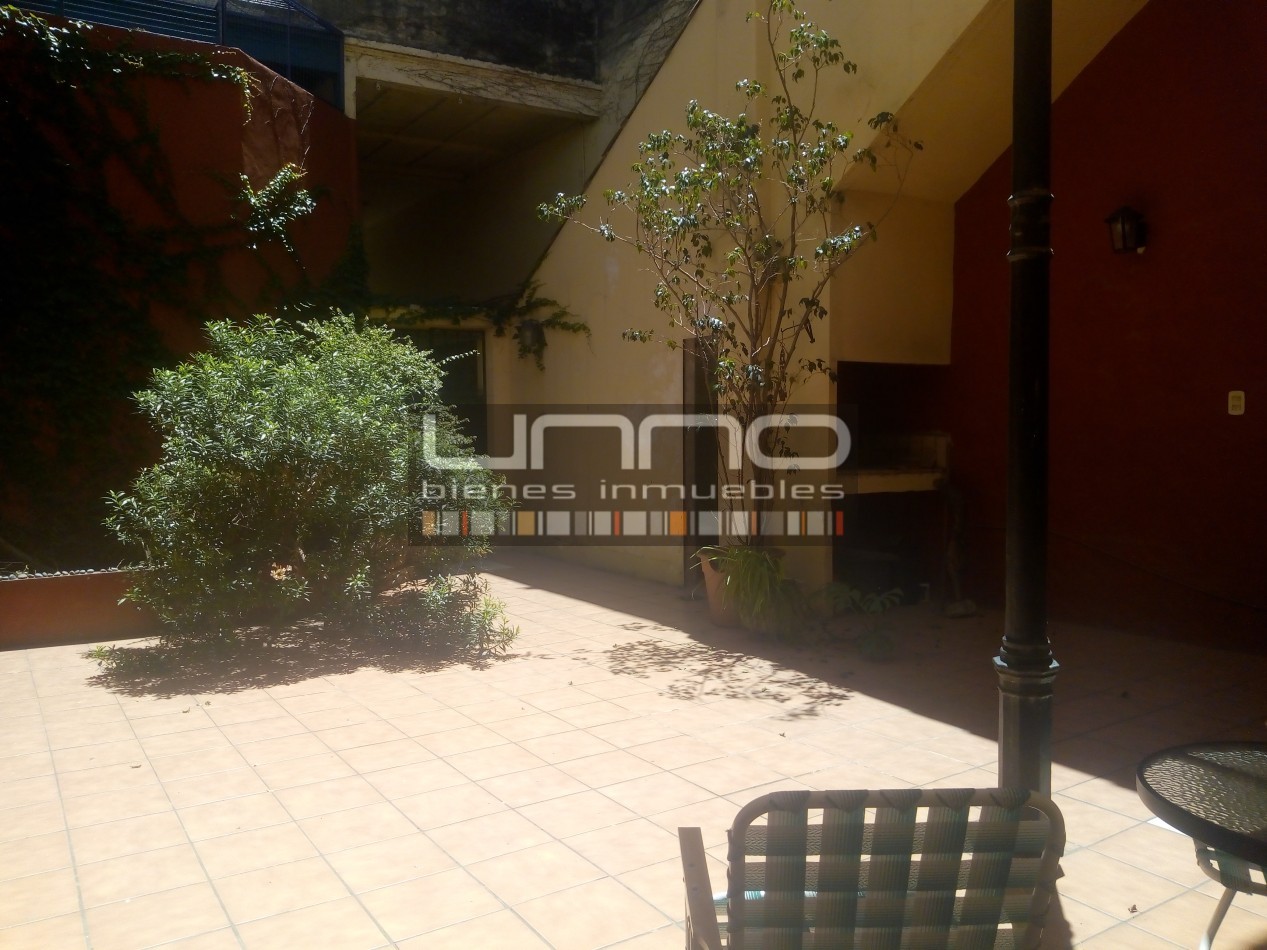 Casa centrica- 2 dormitorios - Amplio patio - Se acepta propiedad en parte de pago 