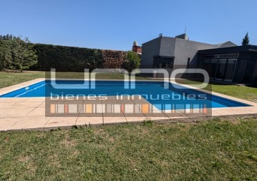 Casa desarrollada en planta baja - 3 dormitorios - Piscina